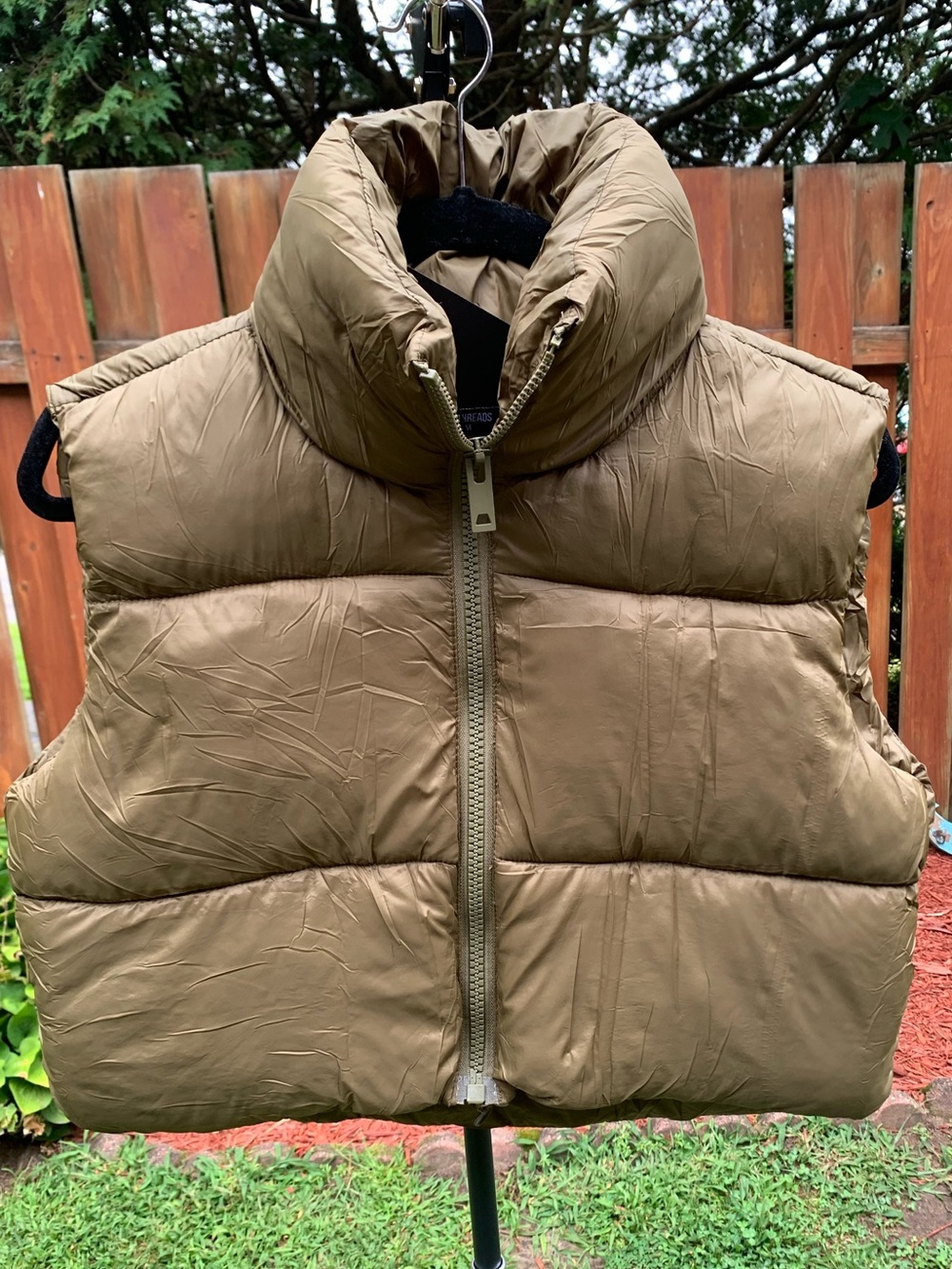 Women's Cropped Puffer Vest in Olive